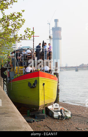 Menschen trinken auf dem Tamesis Dock Boot bar in der Nähe von Lambeth Bridge und Vauxhall, London, England Stockfoto