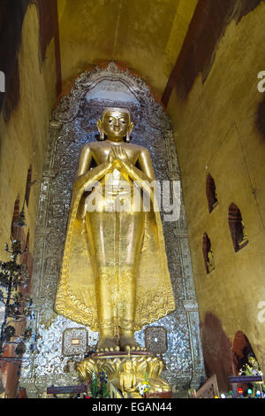 Huge Südlage Kassapa Buddha stehend 4 Statuen vor der Himmelsrichtungen, Ananda buddhistischen Tempel Pagan, Bagan, Burma, Myanmar Stockfoto