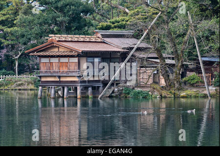 Das Uchihashi-tei Teehaus wurde über dem Wasser im Garten von Kenroku-en, Kanazawa, einem der drei Großen Gärten Japans, erbaut Stockfoto