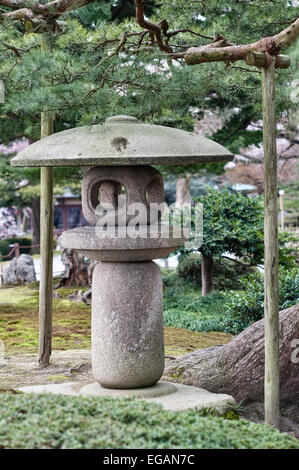 Eine Steinlaterne (tōrō) im Garten von Kenroku-en, Kanazawa, einem der drei Großen Gärten Japans Stockfoto