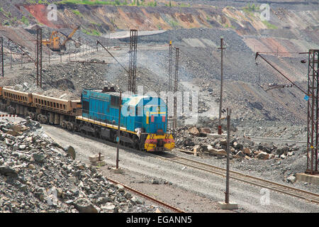 Güterzug mit Eisenerz im Tagebau Steinbruch Stockfoto