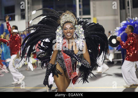 Sao Paulo, Brasilien. 20. Februar 2015. Katia Salles, 30, an Stelle der "Königin der Schlagzeuggruppe" (Art des Orchesters von Percussion-Instrumenten, die den Sänger zu begleiten und führen das Tempo der Parade) führt der "Perola Negra" samba Schule, während der "Parade der Champions" von Samba-Schulen im Anhembi Sambadrome, in Sao Paulo, Brasilien, 20. Februar 2015. Die "Parade der Champions", ist ein feierlicher Festival der diesjährigen besten Sambaschulen von Sao Paulo zu krönen, wenn die Parade jeder Samba-Schule in der Regel derzeit etwa eine Stunde dauert. Bildnachweis: Xinhua/Alamy Live-Nachrichten Stockfoto