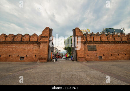 Thapae Gate am Graben in der Altstadt, Chiang Mai, Thailand Stockfoto