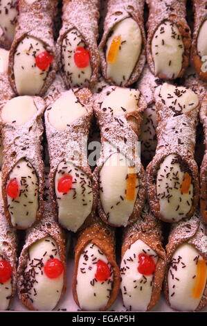 Haufen von sizilianische Cannoli gefüllt mit Ricotta und Schokolade-chips Stockfoto