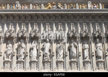 Fassade des Westminster Abbey mit der Statue von Martin Luther King Stockfoto