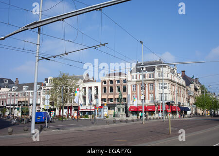 Gebäude entlang The Square (De Plaats) und Buitenhof in Haag (Den Haag), Holland, Niederlande. Stockfoto