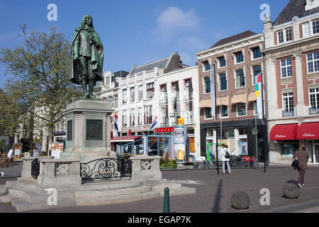 Statue von Johan de Witt (1625-1672) auf The Square (De Plaats), Stadt Haag, Holland, Niederlande. Stockfoto