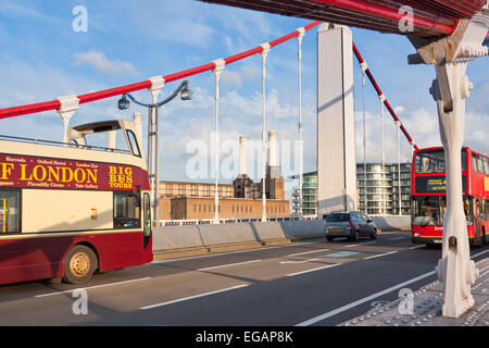 Busse auf Chelsea Bridge und Battersea Power Station, London, England Stockfoto