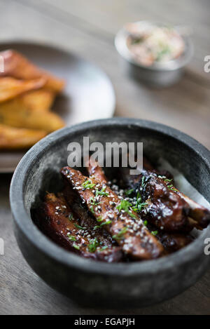 Gegrillte marinierte Schweinerippchen mit asiatischen süße Sesam-sauce Stockfoto