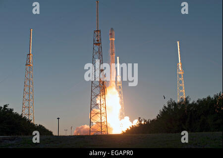 SpaceX Falcon 9 kommerzielle hebt ab in des Abend Himmel tragenden NOAA Deep Space Climate Observatory Raumfahrzeug oder DSCOVR vom Space Launch Complex 40 11. Februar 2015 in Cape Canaveral, Florida. Stockfoto