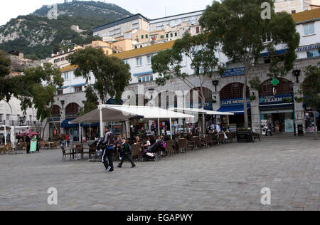 Menschen und Cafés in Grand Kasematten Square, Gibraltar, Gibraltar, Britisches Territorium im Süden Europas Stockfoto