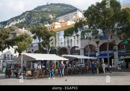 Menschen und Cafés in Grand Kasematten Square, Gibraltar, Gibraltar, Britisches Territorium im Süden Europas Stockfoto