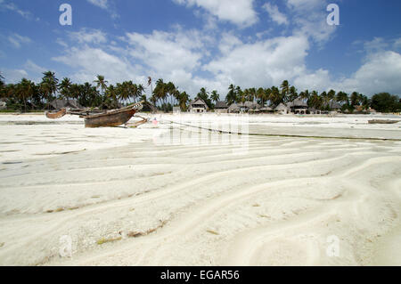 Ngalawa ruht auf das Wattenmeer bei Ebbe - Jambiani, Zanzibar Stockfoto