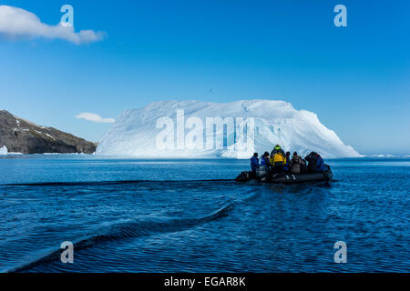 Tierkreis mit Fotografen fotografieren Gletscher, Cierva Bucht, Antarktis Stockfoto