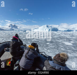 Tierkreis mit Fotografen fotografieren Gletscher, Cierva Bucht, Antarktis Stockfoto