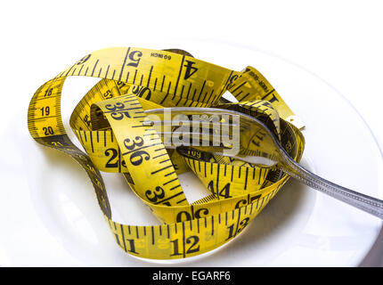 Herrscher in einer Platte isoliert auf weißem Tisch als Konzept der Ernährung Stockfoto