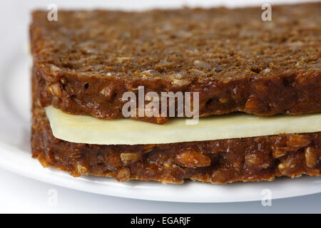 Ein typisch Dänisch oder Nordic sandwich unterwegs, zwei Scheiben Vollkornbrot und Vollkorn Brot und ein Stück Käse zwischen. Stockfoto