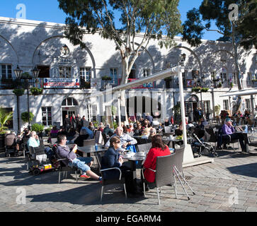 Menschen und Cafés in Grand Kasematten Square, Gibraltar, Gibraltar, Britisches Territorium im Süden Europas Stockfoto