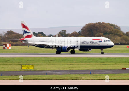 British Airways A319 auf Manchester Flughafen-Startbahn rollen. Stockfoto