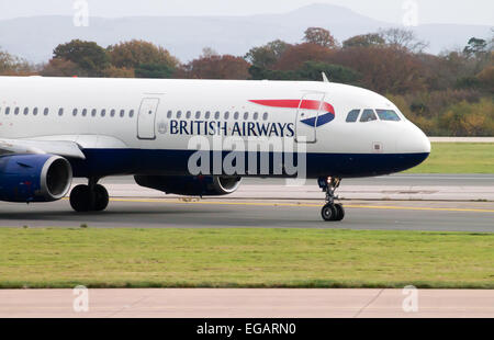 British Airways A319 auf Manchester Flughafen-Startbahn rollen. Stockfoto