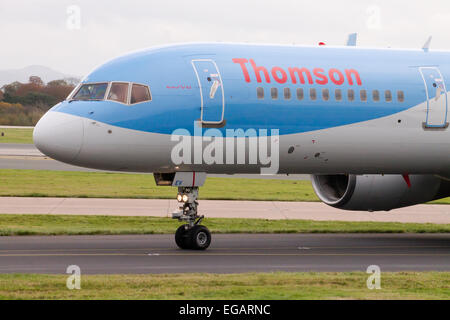 Thomson Boeing 757, auf Manchester Flughafen-Startbahn rollen. Stockfoto