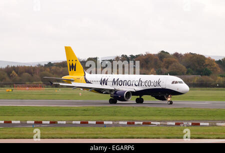 Monarch Airbus A320 des Rollens auf Manchester Landebahnen. Stockfoto