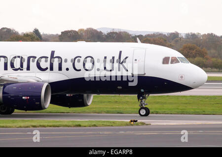 Monarch Airbus A320 des Rollens auf Manchester Landebahnen. Stockfoto