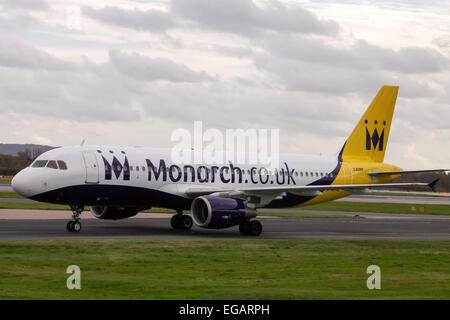 Monarch Airbus A320 des Rollens auf Manchester Landebahnen. Stockfoto