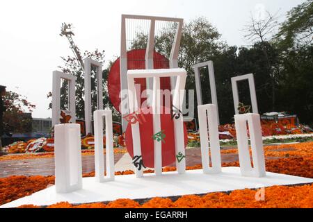 Dhaka, Bangladesch. 21. Februar 2015. Replik der Zentralen Shaheed Minar ist anlässlich des Internationalen Mutter Sprache Tag gesehen, in Dhaka. Die Begegnung ist 60 Jahre seit der Polizei bei Tausenden von Demonstranten an einer Universität in Bangladesch fordern, dass Bengali der staatlichen Sprache erklärt werden gefeuert. Die Todesfälle markierte den Beginn einer fast zwei Jahrzehnte langen Kampf für Bangladesch, die in den Sieg im Unabhängigkeitskrieg 1971 mit Pakistan beendet. Stockfoto