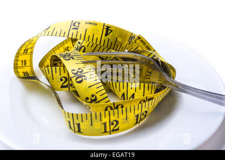 Herrscher in einer Platte isoliert auf weißem Tisch als Konzept der Ernährung Stockfoto