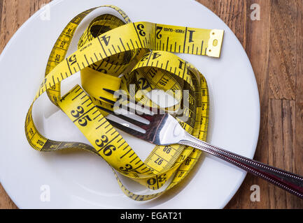 Herrscher in einem Teller auf Holztisch als Konzept der Ernährung Stockfoto