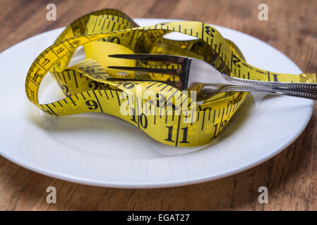 Herrscher in einem Teller auf Holztisch als Konzept der Ernährung Stockfoto