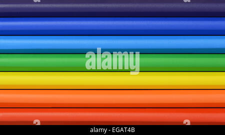 Nahaufnahme von Regenbogen Farben Wachsmalstifte in Reihen Stockfoto