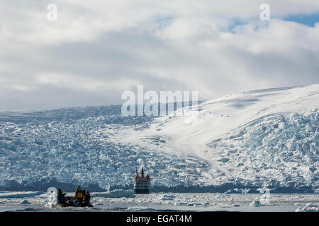 Tierkreis mit Fotografen fotografieren Gletscher und Eisberge und Ocean Nova Schiff, Cierva Bucht, Antarktis Stockfoto