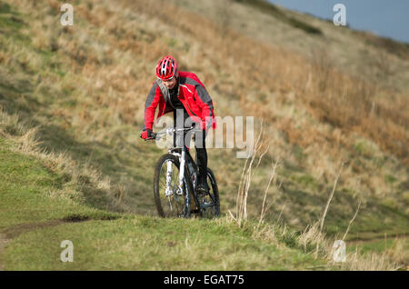 Mountainbiker im roten Mantel und Helm auf Malvern Hills Stockfoto