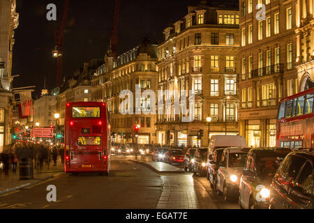 Rush Hour auf Regent Street, London, England an einem feuchten Winterabend Stockfoto