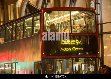 Rush Hour auf Regent Street, London, England an einem feuchten Winterabend Stockfoto