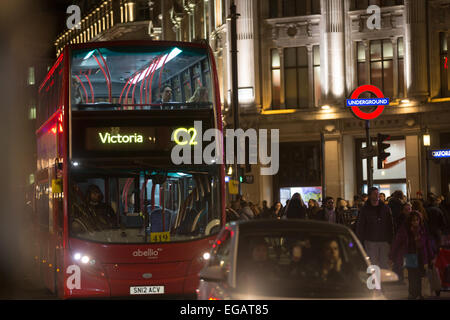 Rush Hour auf Regent Street, London, England an einem feuchten Winterabend Stockfoto