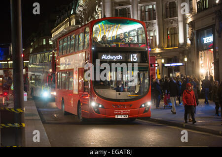 Rush Hour auf Regent Street, London, England an einem feuchten Winterabend Stockfoto