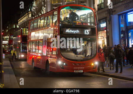 Rush Hour auf Regent Street, London, England an einem feuchten Winterabend Stockfoto