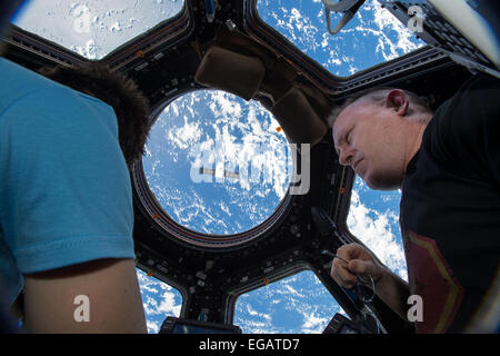 Kommandant der internationalen Raumstation ISS-Expedition 42 und NASA Astronaut Barry Wilmore und European Space Agency Astronaut Samantha Cristoforetti anzeigen SpaceX Dragon kommerzielle Fracht Handwerk von innen die Coupla Canadarm-2 um dem Versorgungsschiff an die kreisende Raumstation andocken 12. Januar 2015 in der Erdumlaufbahn zu manövrieren. Stockfoto