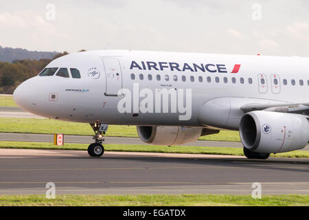 Air France Airbus A319 auf Manchester Flughafen-Startbahn rollen. Stockfoto