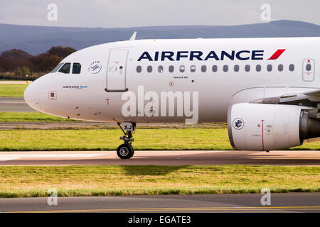 Air France Airbus A319 auf Manchester Flughafen-Startbahn rollen. Stockfoto