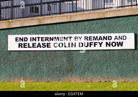 Schild "Ende Internierung von Untersuchungshaft und Colin Duffy jetzt" Stockfoto