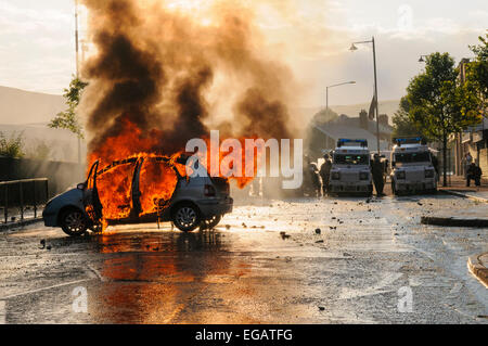 Randalierer ein gestohlenes Auto in Brand gesetzt Stockfoto