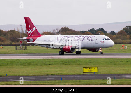 Virgin Atlantic Airbus A320, Rollen auf der Landebahn des Flughafens von Manchester. Stockfoto