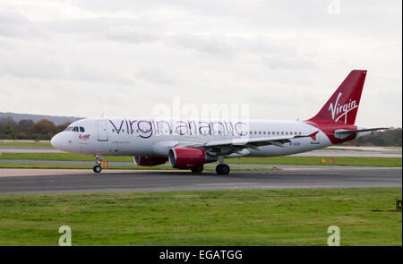 Virgin Atlantic Airbus A320, Rollen auf der Landebahn des Flughafens von Manchester. Stockfoto