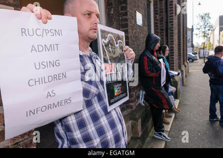 Mitglied der republikanischen Netzwerk für die Einheit der Protest außerhalb des Rates für katholische gepflegt Schulen, BELFAST 14.10.11 Stockfoto