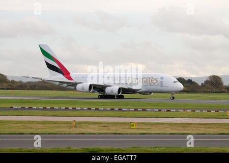 Emirates Airbus A380, des Rollens auf Manchester Flughafen. Stockfoto