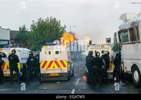 Polizei kommt unter Beschuss von Molotowcocktails Stockfoto